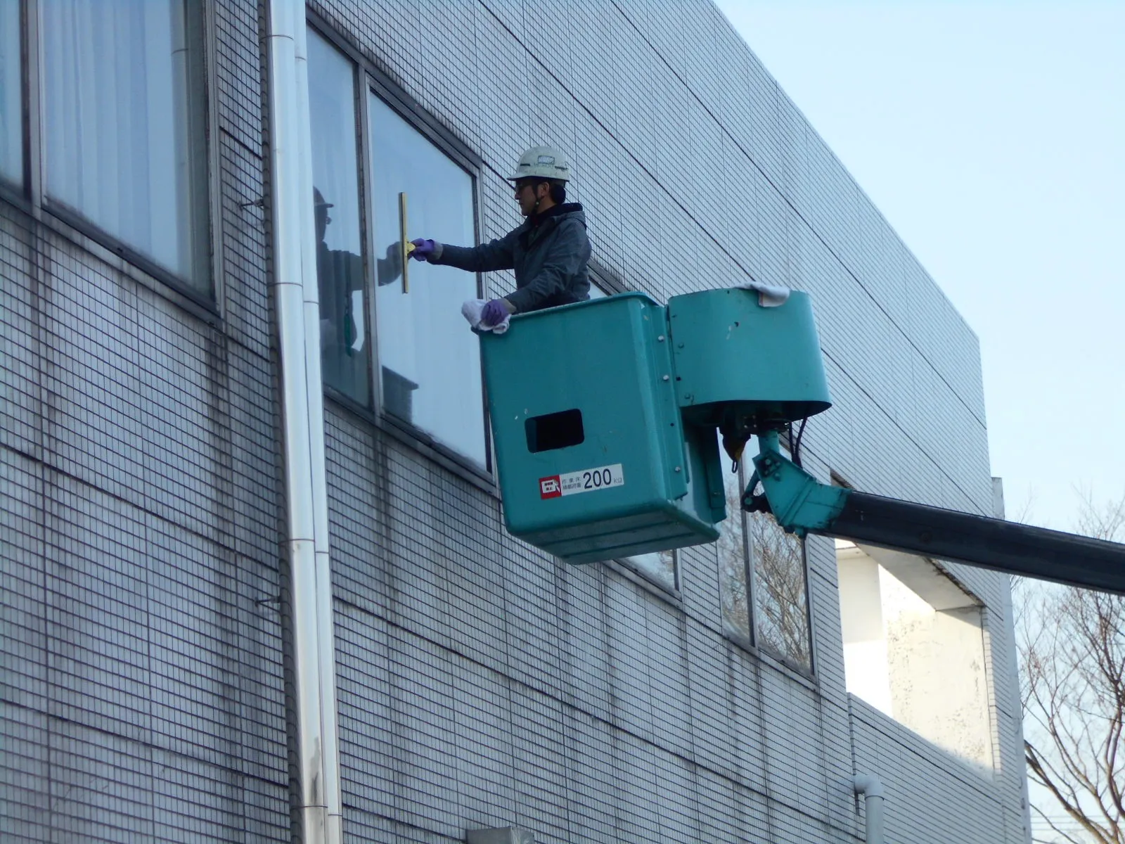 高所作業車を使ったガラスクリーニング